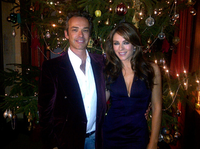 Minh tinh Elizabeth Hurley cùng một người bạn trai. Minh tinh Elizabeth Hurley cùng một người bạn trai.