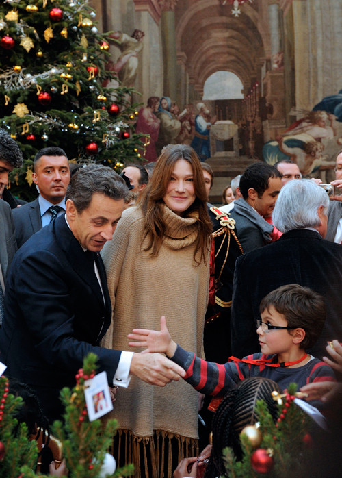 Tổng thống Pháp Sarkozy và phu nhân Carla Bruni chung vui Noel cùng lũ trẻ. Tổng thống Pháp Sarkozy và phu nhân Carla Bruni chung vui Noel cùng lũ trẻ.