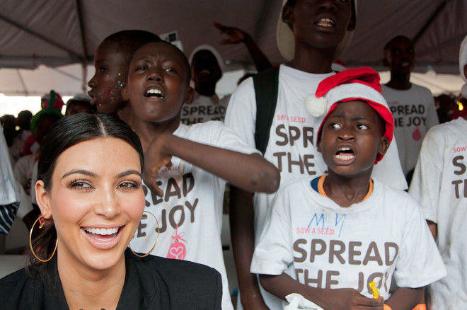 Kim Kardashian cùng trẻ em nghèo Haiti. Kim Kardashian cùng trẻ em nghèo Haiti.
