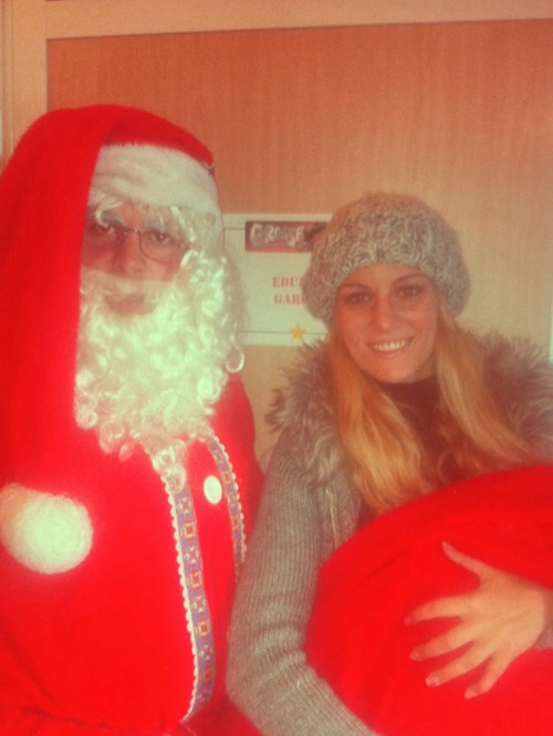 Edurne, bạn gái của thủ môn David de Gea (Man United) bên cạnh một ông già Noel. Edurne, bạn gái của thủ môn David de Gea (Man United) bên cạnh một ông già Noel.