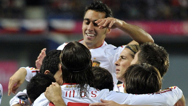 Tây Ban Nha đánh bại Cộng hòa Czech 2-0. Tây Ban Nha cùng Đức và Hà Lan là những đội bóng đang toàn thắng. Tây Ban Nha đánh bại Cộng hòa Czech 2-0. Tây Ban Nha cùng Đức và Hà Lan là những đội bóng đang toàn thắng.