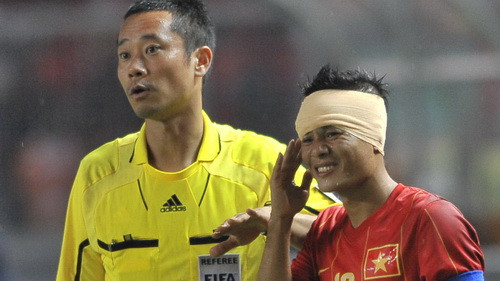 Khâu tới 9 mũi, Thành Lương vắng mặt trong trận tranh HCĐ với Myanmar. Khâu tới 9 mũi, Thành Lương vắng mặt trong trận tranh HCĐ với Myanmar.