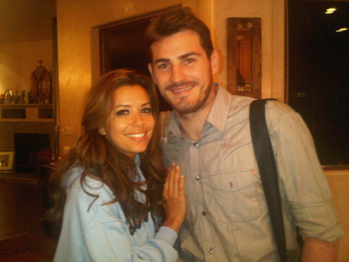 Người mẫu Eva Longoria hâm mộ khả năng bắt bóng và vẻ đẹp trai, nam tính của Iker Casillas. Người mẫu Eva Longoria hâm mộ khả năng bắt bóng và vẻ đẹp trai, nam tính của Iker Casillas.
