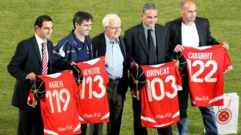 4 thành viên “CLB 100” của Malta: David Carabott, Gilbert Agius, Carmel Busuttil và Joe Brincat. 4 thành viên “CLB 100” của Malta: David Carabott, Gilbert Agius, Carmel Busuttil và Joe Brincat.