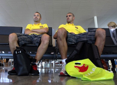Iniesta và Valdes chờ để lên máy bay tới Nhật. Iniesta và Valdes chờ để lên máy bay tới Nhật.