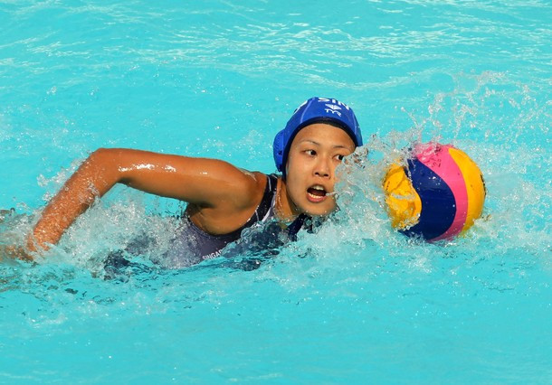 Chow Chung Shan Jacquline (Singapore) đi bóng.