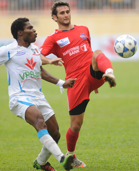 Leandro (phải) luôn được coi là ngoại binh sáng giá nhất tại V-League. Leandro (phải) luôn được coi là ngoại binh sáng giá nhất tại V-League.
