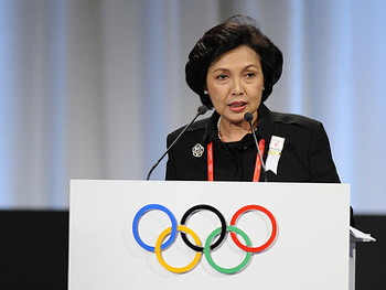 Chủ tịch INASOC, bà Rita Subowo xin lỗi vì sự chậm trễ. Chủ tịch INASOC, bà Rita Subowo xin lỗi vì sự chậm trễ.