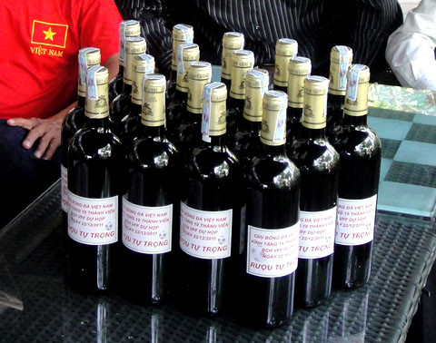 19 chai rượu mang nhãn "rượu tự trọng của các cổ động viên gửi tặng Ban chấp hành VFF".