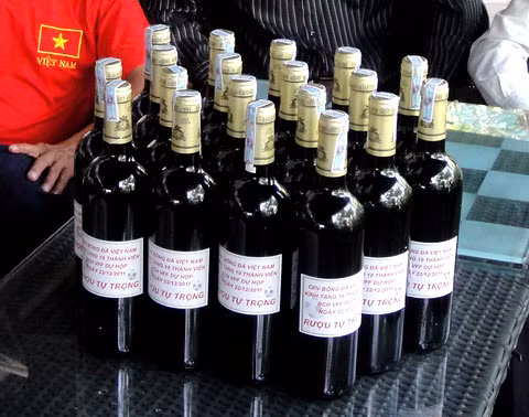 19 chai rượu mang nhãn "rượu tự trọng của các cổ động viên gửi tặng Ban chấp hành VFF".