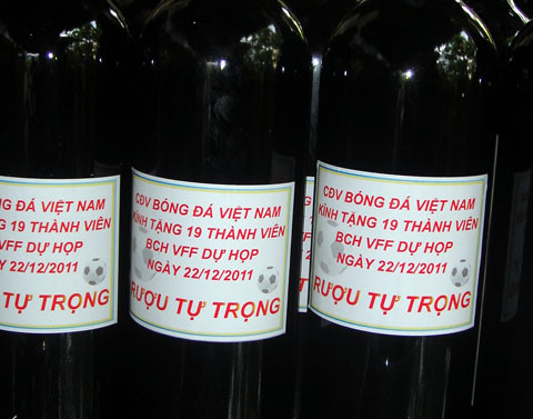 Các chai "rượu tự trọng" gửi tặng VFF.