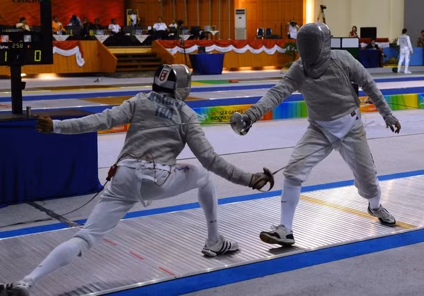 Đồng đội của Nguyễn Thị Tươi là Vũ Thành An (phải) cũng đoạt HCB kiếm chém.