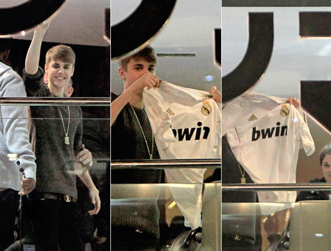 Justin Bieber khoe chiếc áo đấu màu trắng của Real. Justin Bieber khoe chiếc áo đấu màu trắng của Real.
