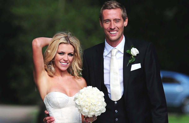 Vợ chồng Peter Crouch - Abbey Clancy. Abbey đẹp mặn mà nhưng cô em Chloe Cummings cũng chưa chắc đã kém duyên dáng hơn.