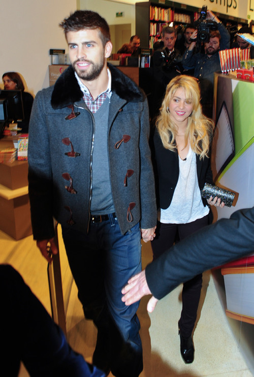 Người hâm mộ và giới truyền thông vây quanh đôi tình nhân nổi tiếng. Người hâm mộ và giới truyền thông vây quanh đôi tình nhân nổi tiếng.