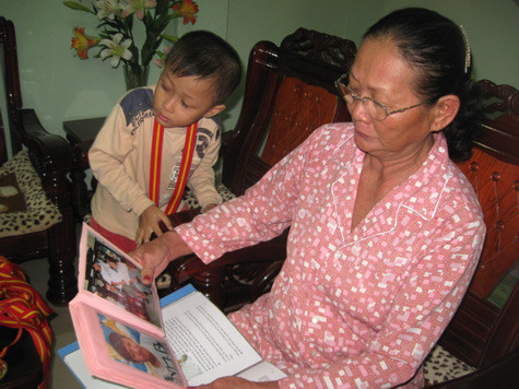 Bác Tại xem lại những bức ảnh của Phước thời thơ ấu. Bác Tại xem lại những bức ảnh của Phước thời thơ ấu.