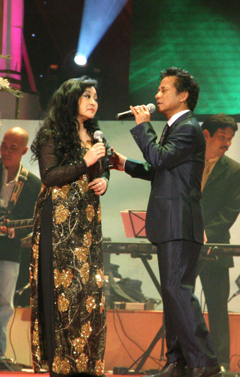 Chế Linh song ca cùng người hát cặp ăn ý Hương Lan. (Ảnh: N.Đ)