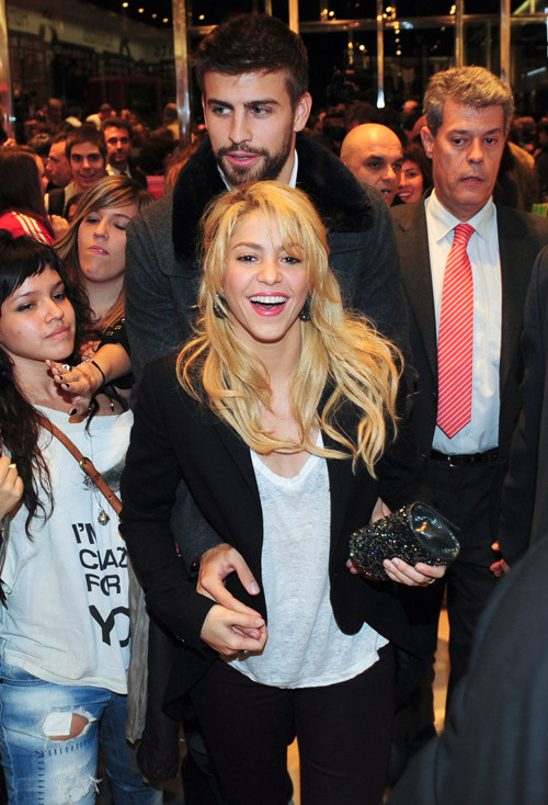 Người hâm mộ và giới truyền thông vây quanh đôi tình nhân nổi tiếng. Người hâm mộ và giới truyền thông vây quanh đôi tình nhân nổi tiếng.