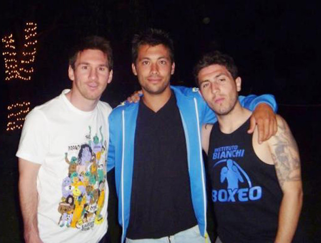Messi bên hai người bạn thân Lucas và Matías. Messi bên hai người bạn thân Lucas và Matías.