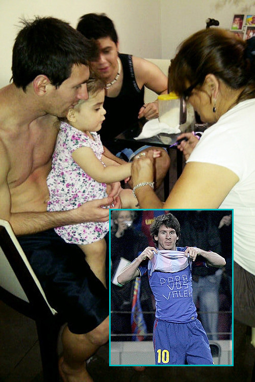 Messi hỗ trợ cắt móng tay cho cháu gái Valentina. Còn nhớ là sau khi ghi bàn vào lưới Valencia năm ngoái, Messi đã ăn mừng bằng cách vén áo, bên trong là dòng chữ “Para vos, Valen” (cho con, Valentina) để mừng cháu gái chào đời. Messi hỗ trợ cắt móng tay cho cháu gái Valentina. Còn nhớ là sau khi ghi bàn vào lưới Valencia năm ngoái, Messi đã ăn mừng bằng cách vén áo, bên trong là dòng chữ “Para vos, Valen” (cho con, Valentina) để mừng cháu gái chào đời.
