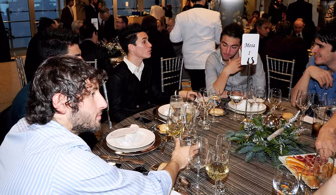 Các sao Real tán gẫu chờ món ăn.