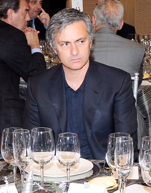 Nhưng Jose Mourinho có vẻ không được vui. Có phải ông vẫn chưa hết buồn sau thất bại muối mặt 1-3 trước kình địch Barcelona? Real hiện giữ khoảng cách 3 điểm với Barca nhưng trận thua Barca đã khiến chức vô địch mùa đông của họ không được vui trọn vẹn.