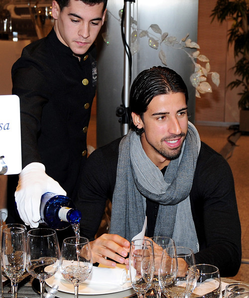 Khedira có chiếc khăn quàng cổ khá phong cách. Khedira có chiếc khăn quàng cổ khá phong cách.