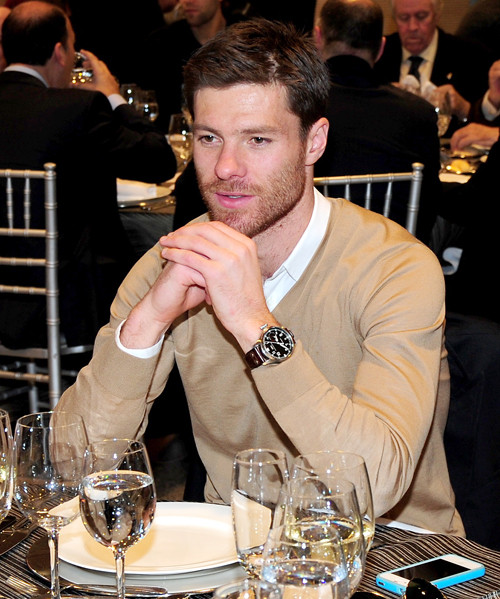 Xabi Alonso và chiếc đồng hồ đeo tay mới. Xabi Alonso và chiếc đồng hồ đeo tay mới.
