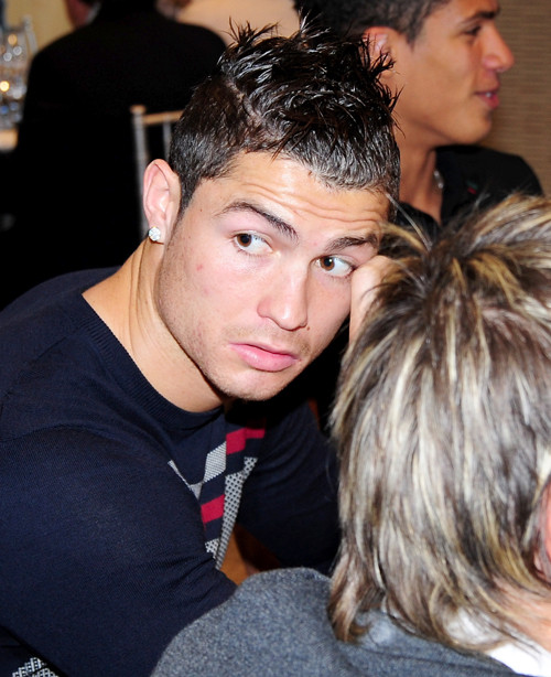 Ronaldo đang tia mắt tìm các bóng hồng trong nhà hàng. Ronaldo đang tia mắt tìm các bóng hồng trong nhà hàng.