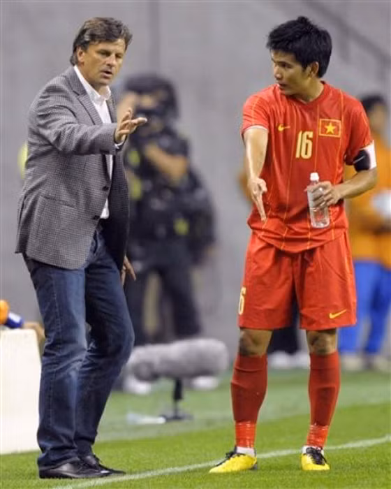 Goetz chỉ đạo Quang Thanh trong trận đấu của ĐTQG Việt Nam.