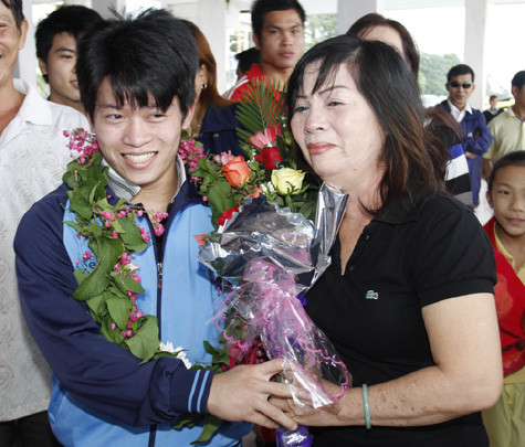 Bác Nga, mẹ Toàn xúc động đón con chiến thắng trở về.