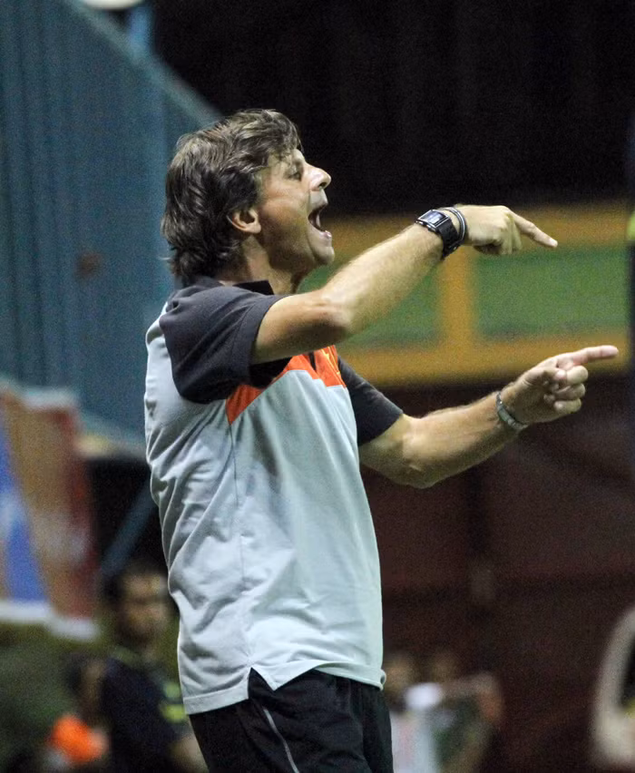 Goetz chỉ đạo học trò trong trận gặp U23 Myanmar ở vòng bảng.