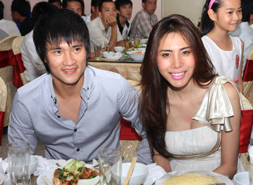 'Trốn' đồng đội, Công Vinh 'lẻn' đi sinh nhật cùng Thủy Tiên ảnh 1