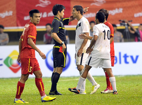 Almeida nhận thẻ đỏ. Ảnh: TTO