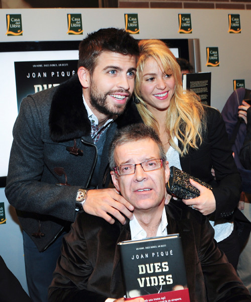 Họ chụp ảnh cùng nhà văn Joan Pique, tác giả cuốn sách mới “Dos vidas” và là cha đẻ của Gerard Pique. Họ chụp ảnh cùng nhà văn Joan Pique, tác giả cuốn sách mới “Dos vidas” và là cha đẻ của Gerard Pique.