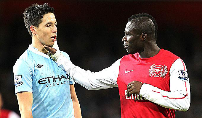 Dưới sân, Nasri bị đàn em Emmanuel Frimpong “đàn áp”.