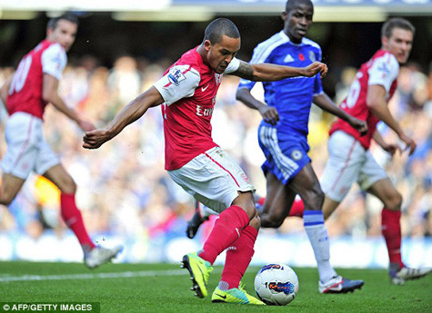 Walcott giúp Arsenal lần đầu vượt lên. Walcott giúp Arsenal lần đầu vượt lên.