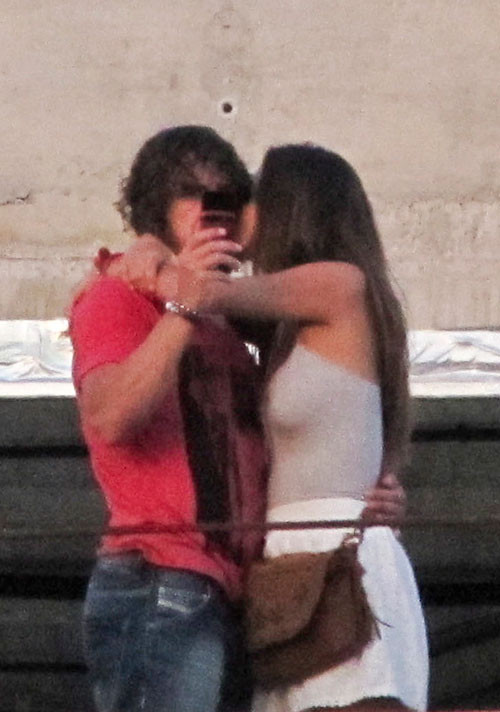 Giây phút mặn nồng của cặp đôi một già một trẻ. Giây phút mặn nồng của cặp đôi một già một trẻ.