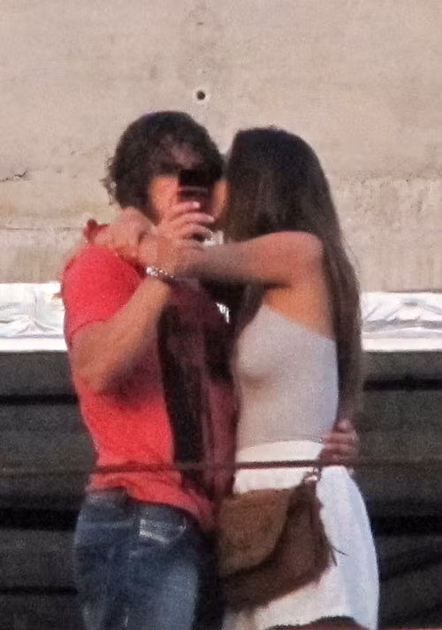 Giây phút mặn nồng của cặp đôi một già một trẻ.