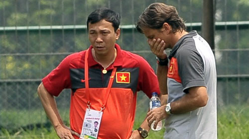 Tổng thư ký VFF Trần Quốc Tuấn (trái) và HLV Falko Goetz tại SEA Games 26. Tổng thư ký VFF Trần Quốc Tuấn (trái) và HLV Falko Goetz tại SEA Games 26.