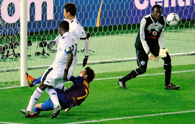 Villa gãy chân vì bị hậu vệ Al-Sadd giẫm lên chân khi đang di chuyển với tốc độ cao. (Clip chấn thương kinh hoàng của David Villa) Villa gãy chân vì bị hậu vệ Al-Sadd giẫm lên chân khi đang di chuyển với tốc độ cao. (Clip chấn thương kinh hoàng của David Villa)