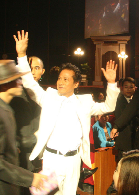 Chế Linh xuất hiện trong sự chào đón của người hâm mộ. (Ảnh: N.Đ)