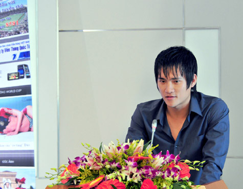 Công Vinh gần như sẽ là sự lựa chọn hàng đầu trên hàng công của Hà Nội. Công Vinh gần như sẽ là sự lựa chọn hàng đầu trên hàng công của Hà Nội.