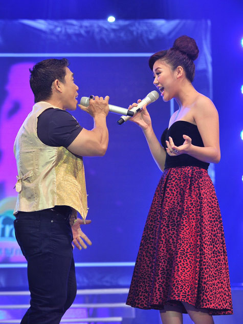 Có một Phạm Văn Mách rất khác, ăn mặc chải chuốt và cầm mic hát rất “phiêu” bên cạnh ca sĩ tuổi teen Văn Mai Hương.