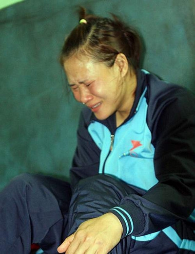 Lương Thị Quyên không giấu được những giọt nước mắt uất nghẹn. Lương Thị Quyên không giấu được những giọt nước mắt uất nghẹn.