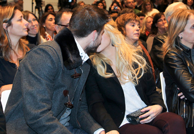 Họ còn không ngần ngại trao cho nhau nụ hôn nồng cháy. Họ còn không ngần ngại trao cho nhau nụ hôn nồng cháy.