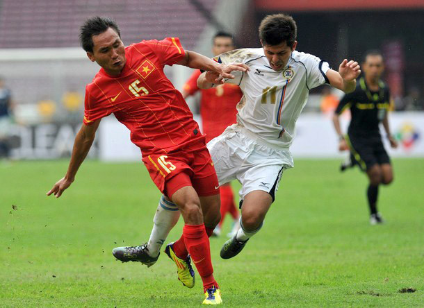 Huỳnh Phú vất vả với tiền đạo Joshua Beloya. Huỳnh Phú vất vả với tiền đạo Joshua Beloya.