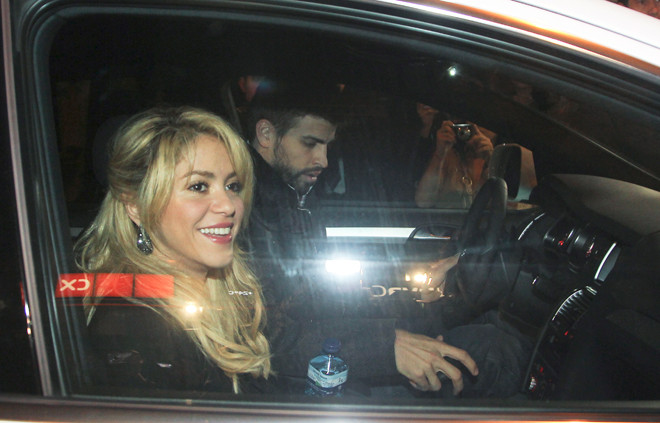 Người hâm mộ và giới truyền thông vây quanh đôi tình nhân nổi tiếng. Người hâm mộ và giới truyền thông vây quanh đôi tình nhân nổi tiếng.