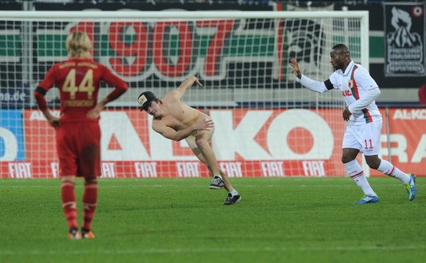 Trận đấu giữa Bayern Munich và Augsburg thuộc vòng 12 Bundesliga diễn ra vào đêm qua, 6/11. Trong những phút đá bù, một CĐV quá khích đã chạy vào sân trong bộ dạng khỏa thân 100%.