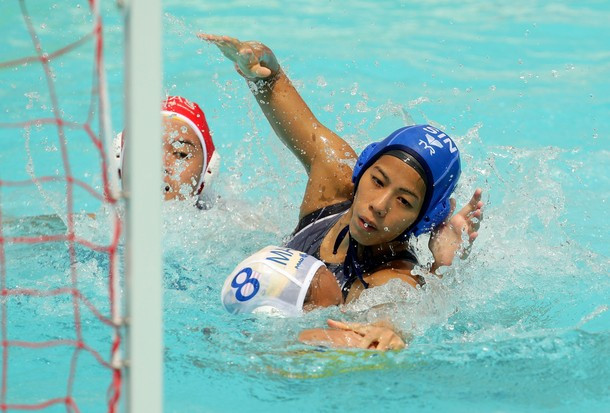 Kan Enci Mary (Singapore) cố nhoài lên phía trên đầu đối thủ Low Jia Yee người Malaysia.